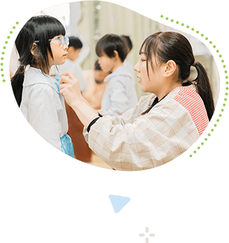 園内で子どもと向き合う職員