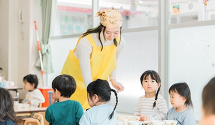 保育補助として子どもの見守りをするスタッフ