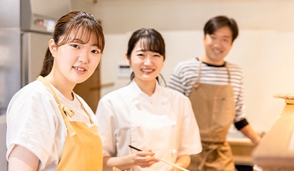 学生アルバイトとして厨房で配膳を手伝う様子