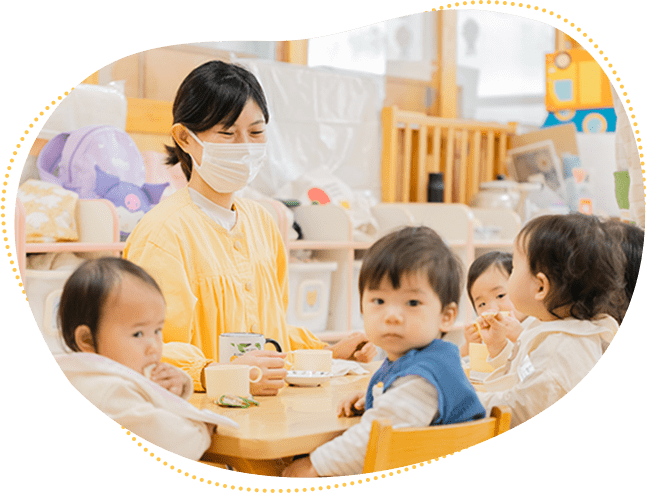 職員と園児が交流する様子